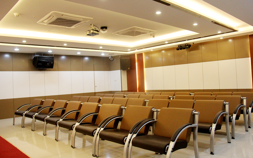 多功能厅-满足会议娱乐等各种需求，明亮的环境让人感到积极愉悦。
