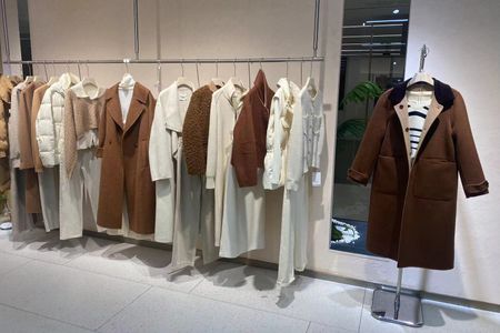 YIWEN(以文)女装品牌店铺展示